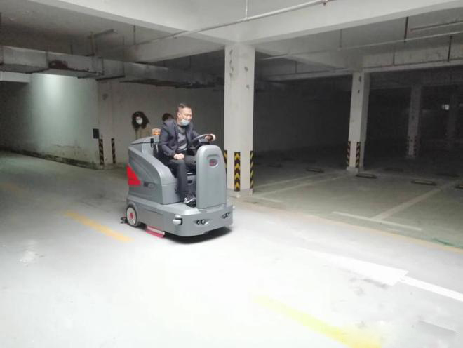 广安小区物业保洁不用人力改用驾驶式洗地机了